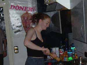 Wir freuen uns immer wieder, wenn diese h&uuml;bsche junge Frau in unserer K&uuml;che kocht